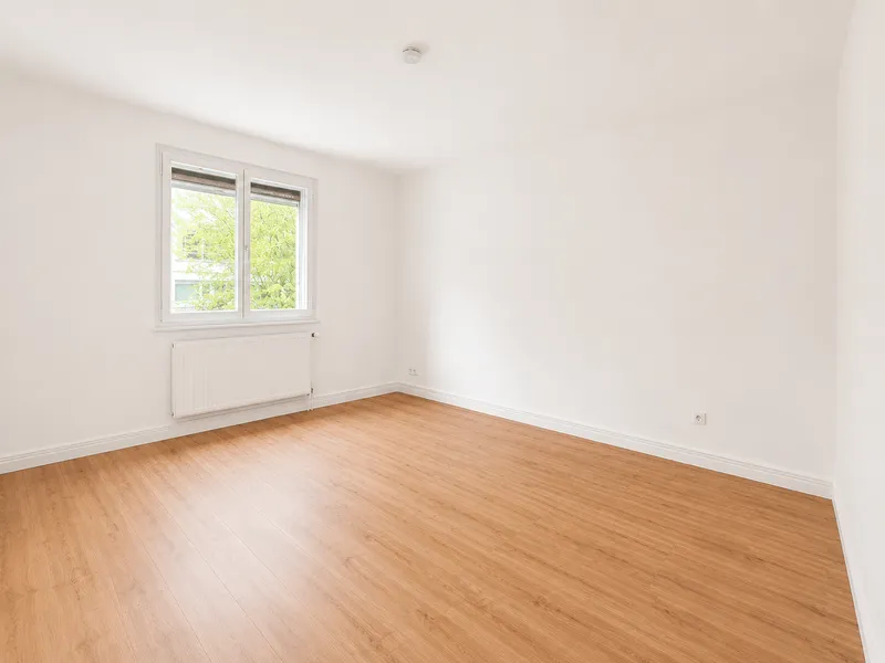 PAUSCHALMIETE !!! in Kernsanierter 4 Zimmer Wohnung mit EBK, Möbel, Internet und Strom — photo 1